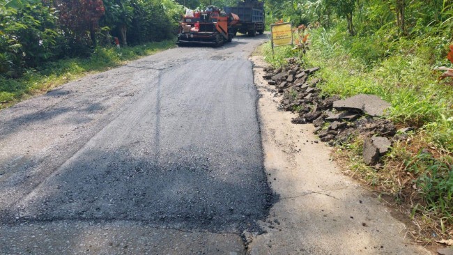 Pemeliharaan jalan oleh Dinas PU Bina Marga Kabupaten Malang.(Foto: Istimewa).