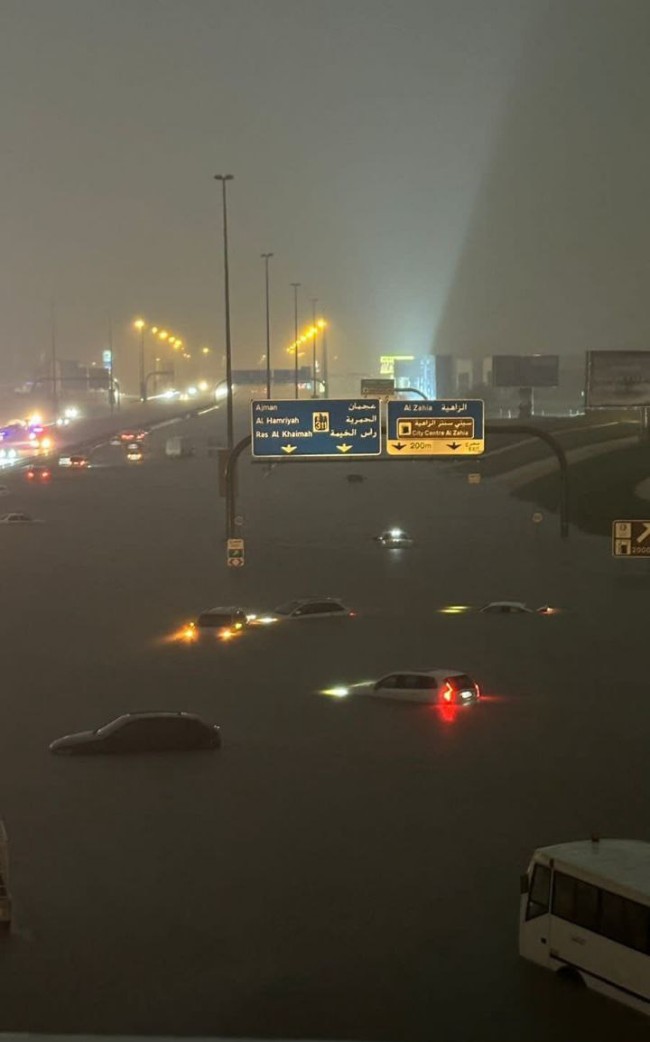 Kondisi jalanan Dubai, tampak mobil terendam banjir. (Foto: X)