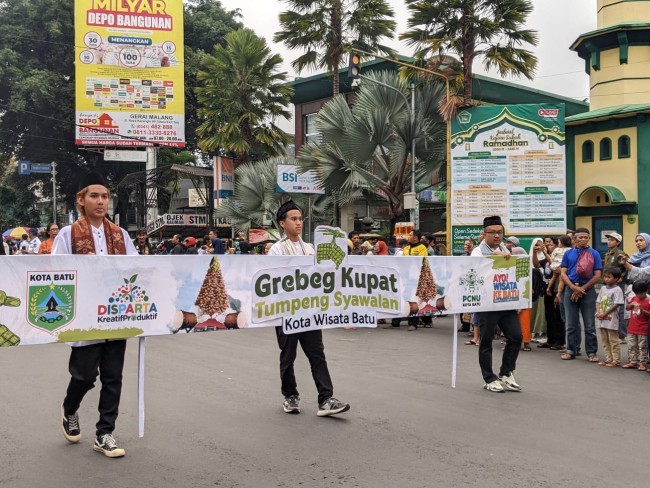 Grebek Kupat Tumpeng Syawalan diawali dari Rumah Dinas Wali Kota ke Alun-alun Kota Batu.