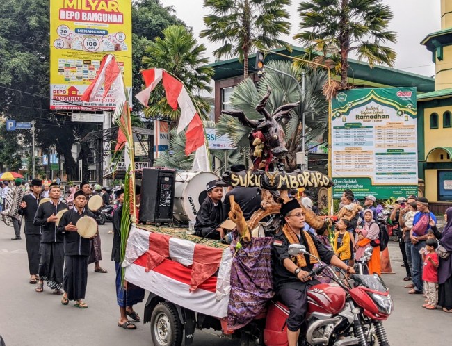 Iring-iringan Grebek Kupat Tumpeng Syawalan Kota Wisata Batu.