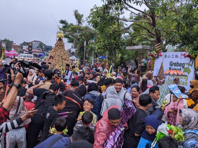 Suasana Grebek Kupat Tumpeng Syawalan Kota Wisata Batu 2024 di Alun-alun.