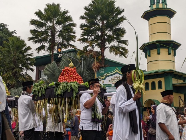Tumpeng hasil bumi ikut diarak ke Alun-alun Kota Batu.