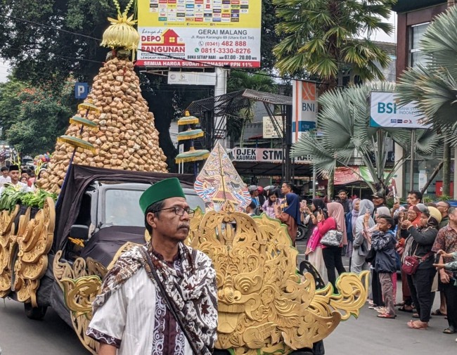 Tumpeng rakdasa diarak ke Alun-alun Kota Batu dalam Grebek Kupat Tumpeng Syawalan.