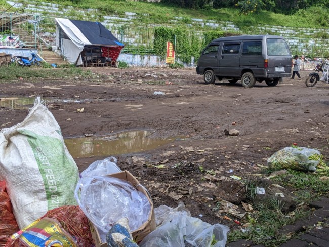 Masalah sampah tempat relokasi Pasar Pagi Kota Batu di Stadion Brantas belum tertangani dengan baik.(Foto: Prasetyo Lanang)