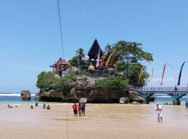 Tampak Pura Amerta Jati di Pulau Ismoyo yang berada di Pantai Balekambang. (Foto: Tim JatimTIMES)