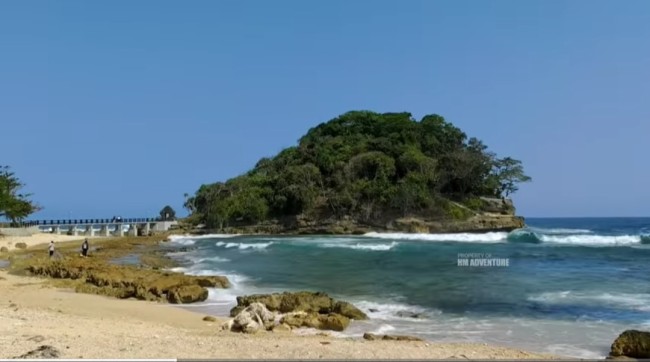 Tampak jembatan penghubung dari Pantai Ngliyep ke Gunung Kombang. (Foto: YouTube HM Adventure) 