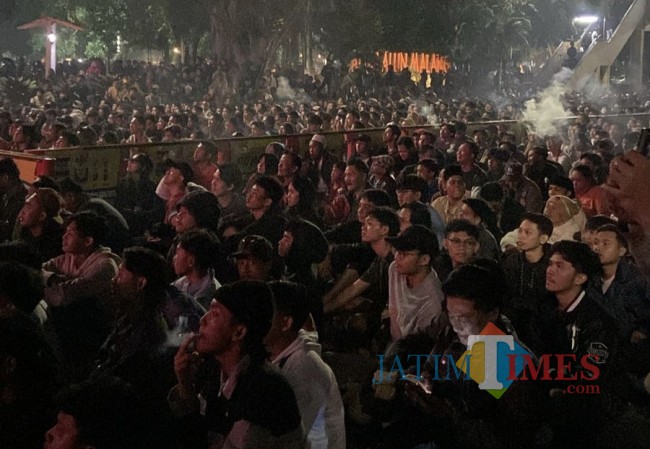 Lautan manusia pada nobar Timnas Indonesia di Kota Malang (foto: Hendra Saputra/JatimTIMES)