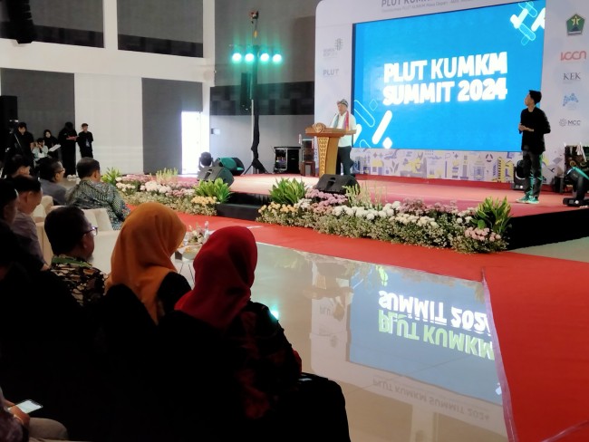 Menkop UKM Teten Masduki saat membuka PLUT KUMKM Summit 2024 di MCC.(Foto: Riski Wijaya/MalangTIMES).