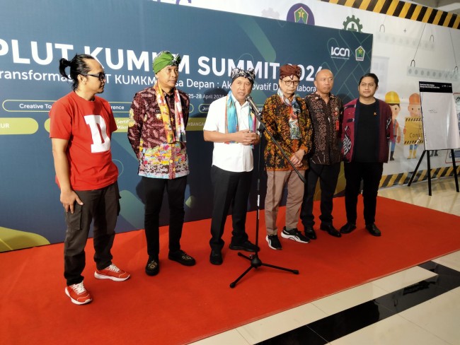 Pj Wali Kota Malang Wahyu Hidayat mendampingi Menkop UKM Teten Masduki membuka PLUT KUMKM Summit 2024.(Foto: Riski Wijaya/MalangTIMES).