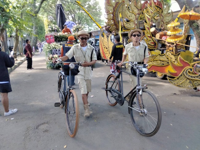 Peserta Pawai Budaya HUT ke-110 Kota Malang mengenakan pakaian era kolonial.(Foto: Riski Wijaya/MalangTIMES).