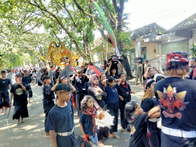 Rombongan peserta pawai.(Foto: Riski Wijaya/MalangTIMES).