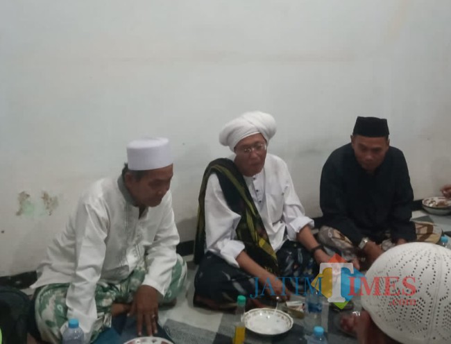 Pengasuh Pondok Pesantren Da'watul Khoirot, Krengih, Rembang, Kabupaten Pasuruan, KH Ahmad Muslim Ikrom, bersama warga Dukuh Jelidro, Surabaya.