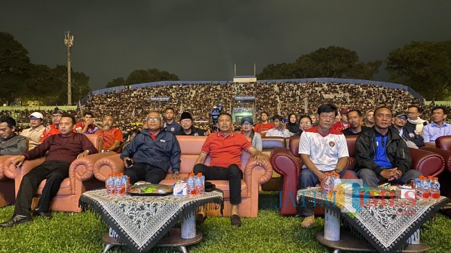 Momen Pj Wali Kota Malang Wahyu Hidayat saat nobar bersama masyarakat (foto: Hendra Saputra/JatimTIMES)