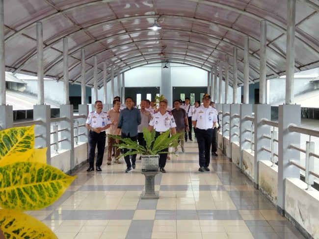 Pj Wali Kota Malang Wahyu Hidayat saat meninjau Terminal Hamid Rusdi.(Foto: Riski Wijaya/MalangTIMES).