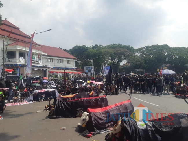 Seniman bantengan yang turut hadir pada aksi demo MayDay (foto: Hendra Saputra/JatimTIMES)