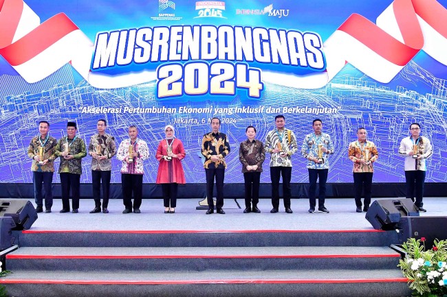 Pj Wali Kota Malang Wahyu Hidayat bersama Presiden Joko Widodo beserta penerima penghargaan lain.(Foto: Istimewa).