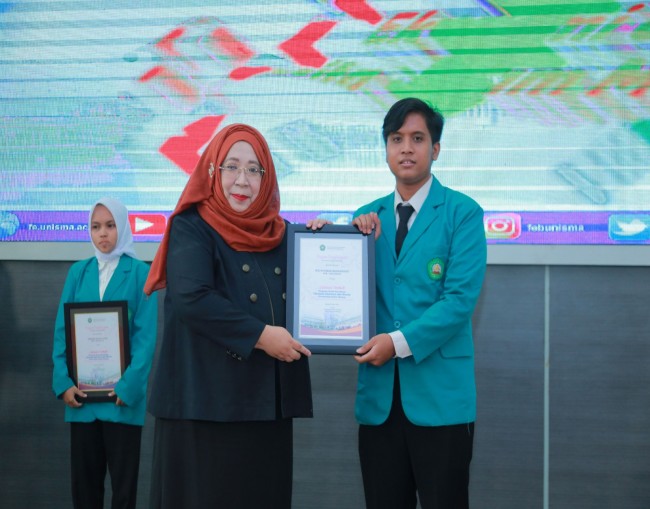 Dekan FEB Unisma, Nur Diana, SE, MSi, CMA, CBV, CERA saat memberikan plakat salah satu lulusan terbaik FEB Unisma (foto: FEB Unisma for JatimTIMES)