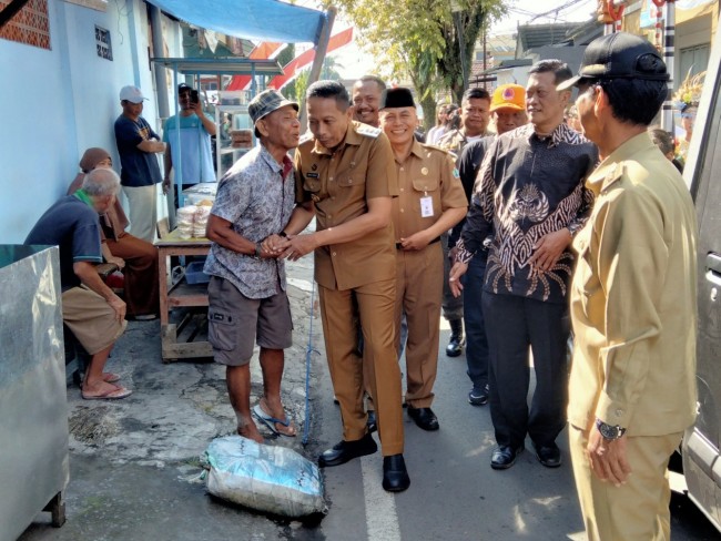 Pj Wali Kota Malang Wahyu Hidayat berdialog dengan seorang warga.(Foto: Riski Wijaya/MalangTIMES).