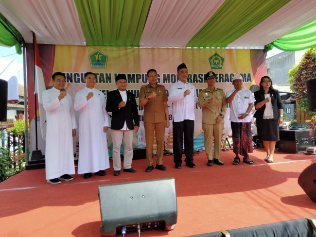 Pj Wali Kota Malang Wahyu Hidayat bersama tokoh agama di Kampung Moderasi Kelurahan Tanjungrejo.(Foto: Riski Wijaya/MalangTIMES).