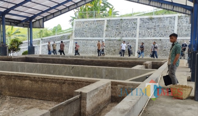 Tim dari PUPR Kota Madiun saat melihat secara langsung IPLT yang ada di Kota Malang (foto: Hendra Saputra/JatimTIMES)