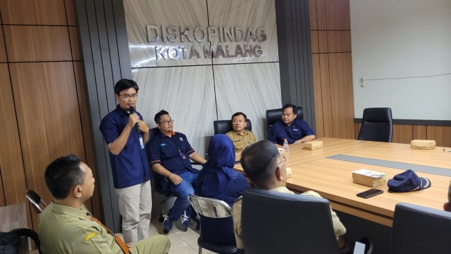 Perwakilan BPJS Ketenagakerjaan Malang saat menyampaikan materi sosialisasi kepada para Kepala Pasar se-Kota Malang. (Foto: istimewa)