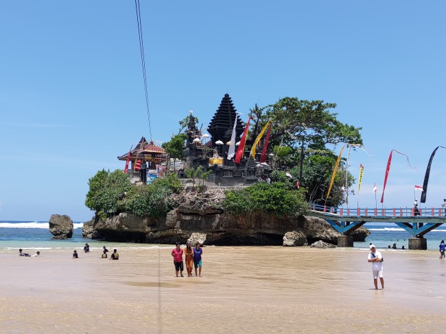 Pantai Balekambang.