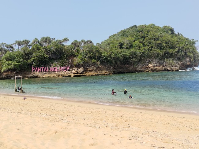 Pantai Ngliyep. (Foto: Ashaq Lupito/JatimTIMES)