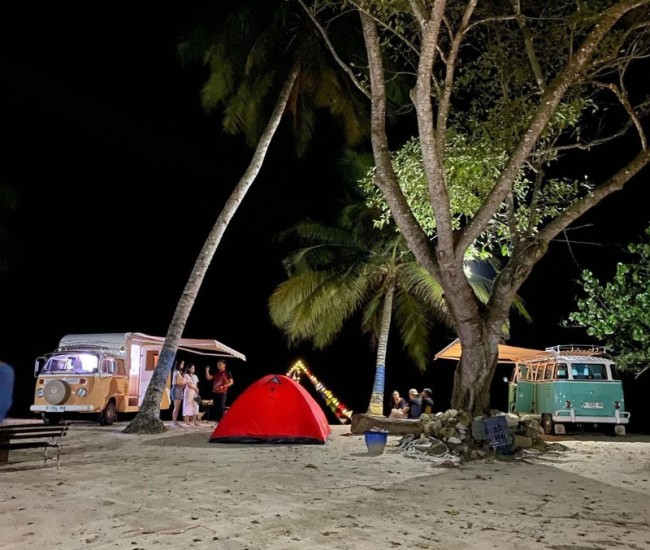 Wisatawan saat camping di Pantai Ngliyep.