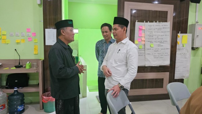 Ketua PWNU LP Ma'arif Jawa Timur KH. Noor Shodiq Askandar saat berbincang dengan salah satu peserta dari Magetan. (Foto: istimewa)