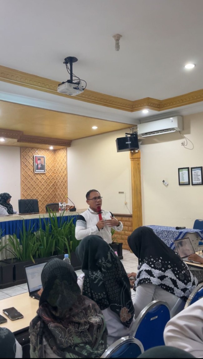  Departemen Psikologi FISIP Universitas Brawijaya, Ilhamuddin, S.Psi, M.A saat memberikan materi workshop di MIN 1 Kota Malang. (Foto: istimewa)