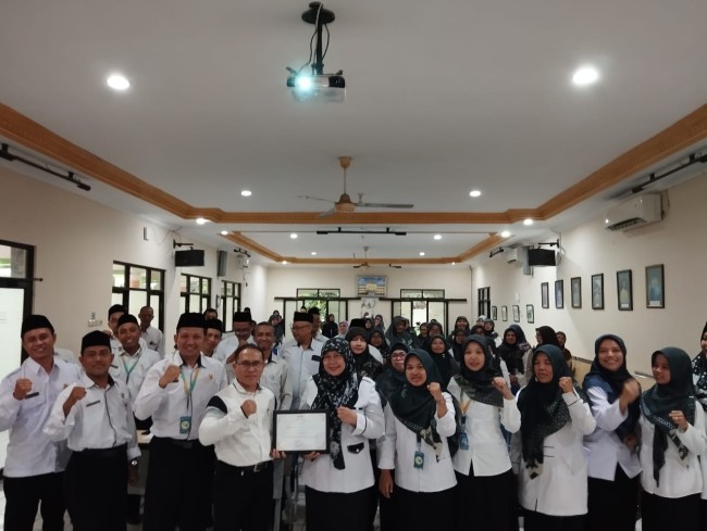 Foto bersama  Departemen Psikologi FISIP Universitas Brawijaya, Ilhamuddin, S.Psi, M.A dengan para guru dan tendik di MIN 1 Kota Malang. (Foto: istimewa)