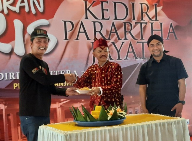 Pemotongan tumpeng saat pembukaan pameran keris.