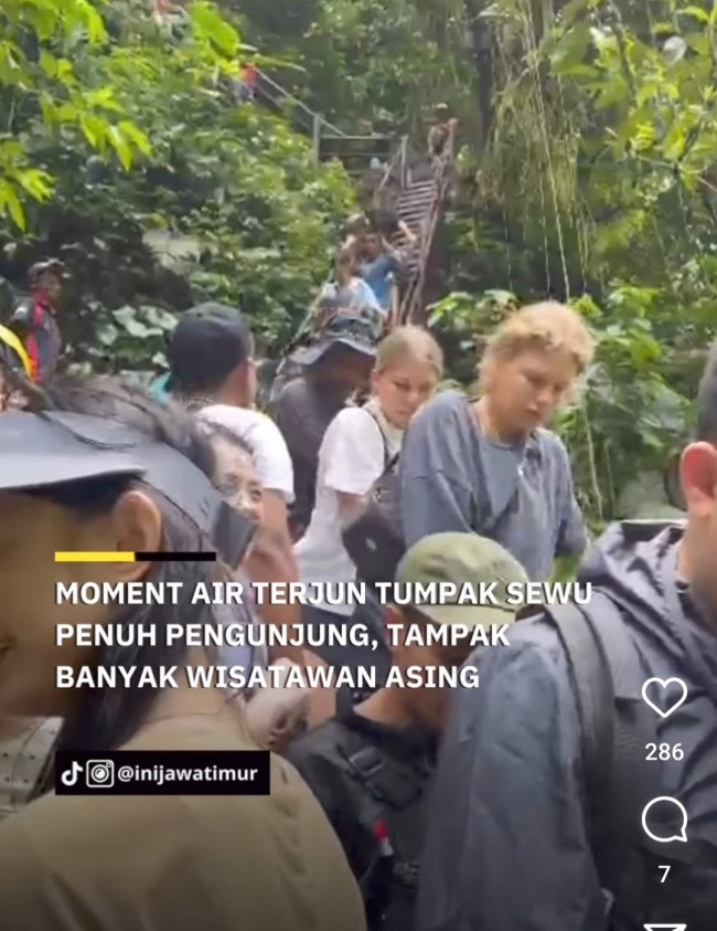 Terlihat pengunjung yang hendak naik, harus bergantian dengan pengunjung yang hendak turun ke spot air terjun. (Foto: @inijawatimur)