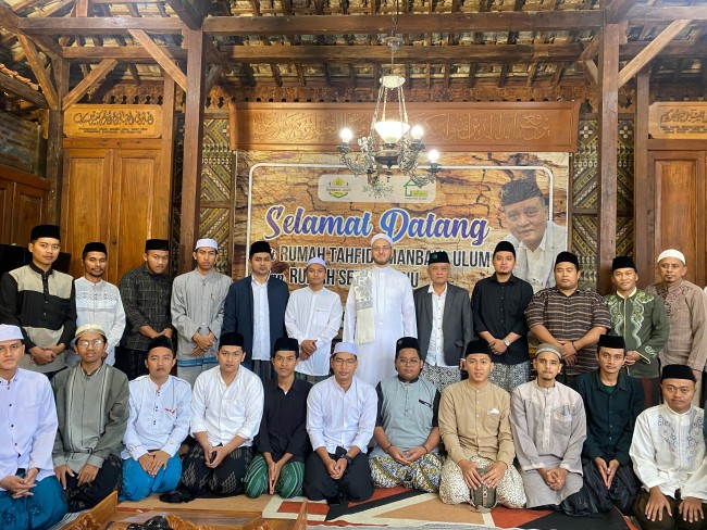 Foto bersama para santri dengan Syaikh Dr. Maher Al Monajjed, seorang pakar Fiqih dan Ushul Fiqih dari Universitas Ahmad Kaftaro Damaskus Suriah. (Foto: istimewa)