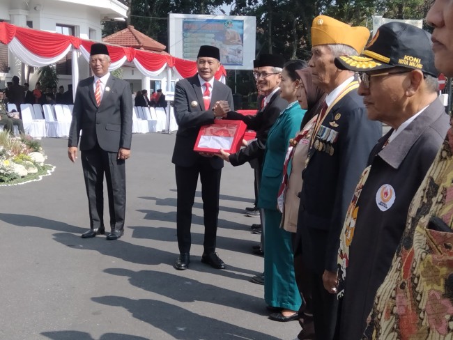 Pj Wali Kota Malang secara simbolis menyerahkan bendera.(Foto: Riski Wijaya/MalangTIMES).