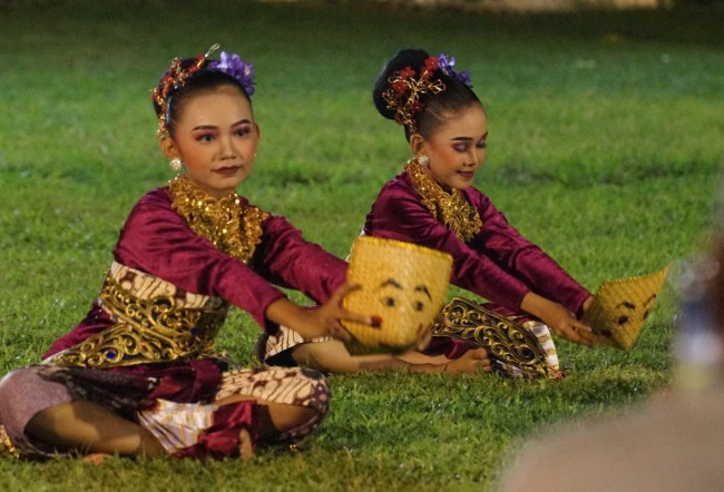 Para peserta Performance art menari di Balai Kota Kediri. 