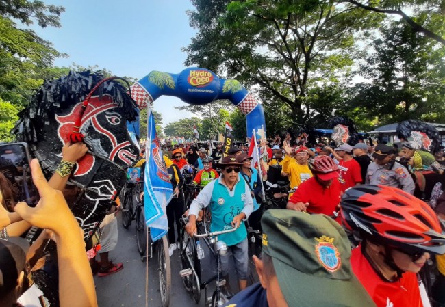 Para peserta mengikuti ngonthel bareng Mas Bup.
