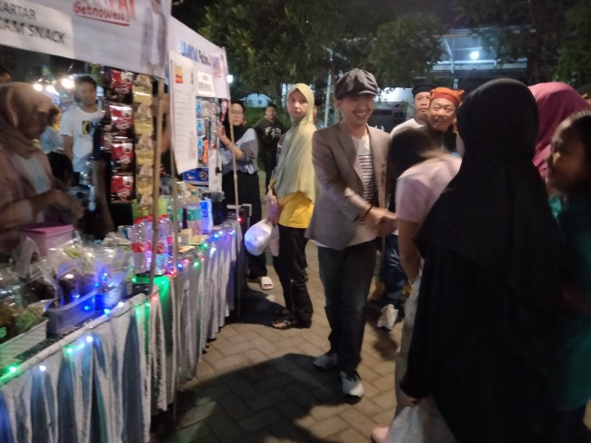 Fairouz Huda saat disambut dan menyapa masyarakat serta pelaku UMKM.(Foto: Riski Wijaya/MalangTIMES).