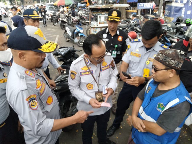 Kepala Dishub Kota Malang Widjaja Saleh Putra didampingi Kabid Parkir melakukan pembinaan kepada jukir.(Foto: Riski Wijaya/MalangTIMES).