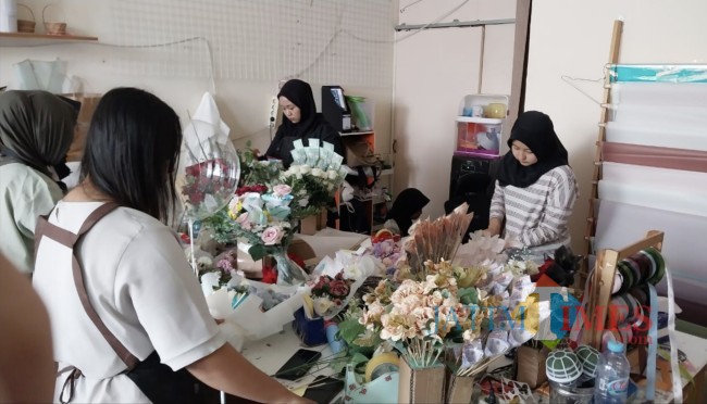 Proses pembuatan buket bunga (foto: Hendra Saputra/JatimTIMES)