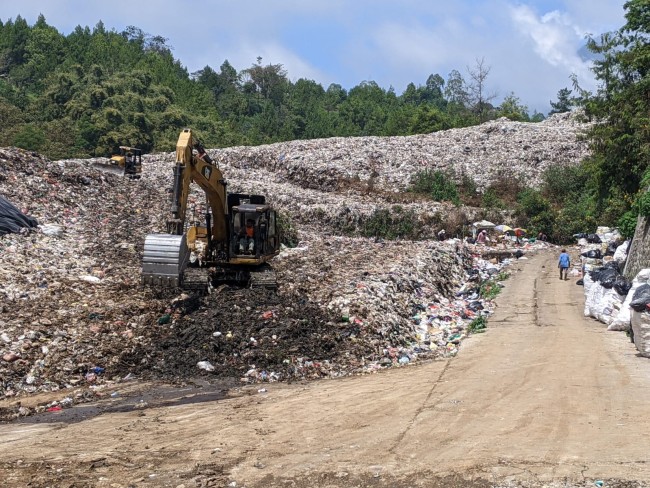 Sampah di TPA Tlekung yang kini ditutup untuk waktu yang belum diketahui karena overload.(Foto: Prasetyo Lanang/JatimTIMES)