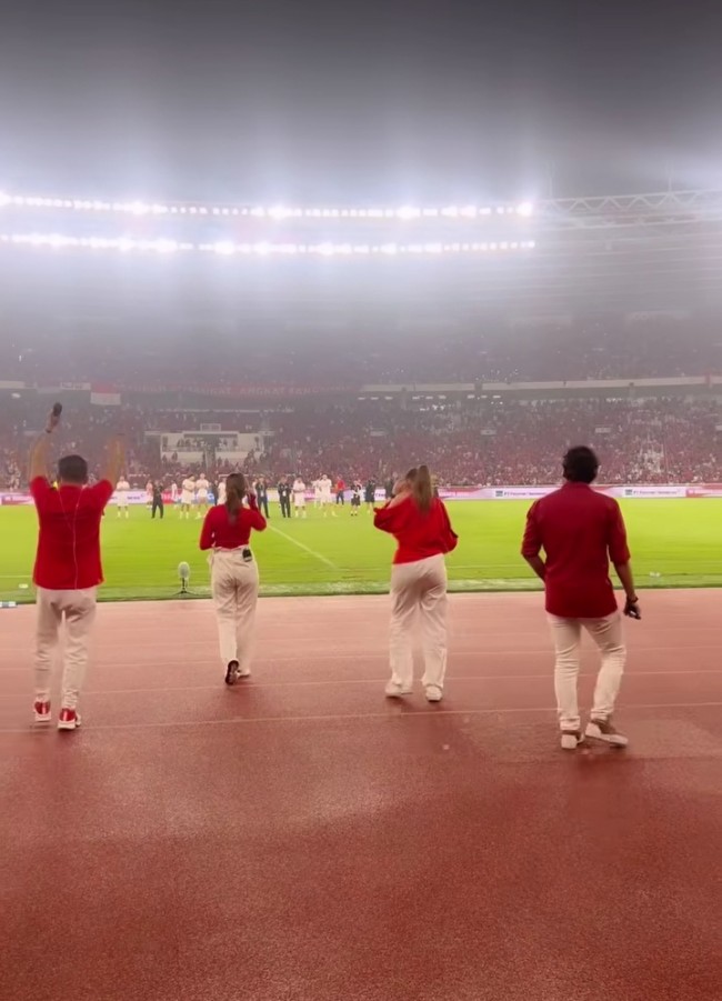 Momen Anang and friends tampil di GBK usai pertandingan Indonesia vs Filipina. (Foto @ashanty_ash) 