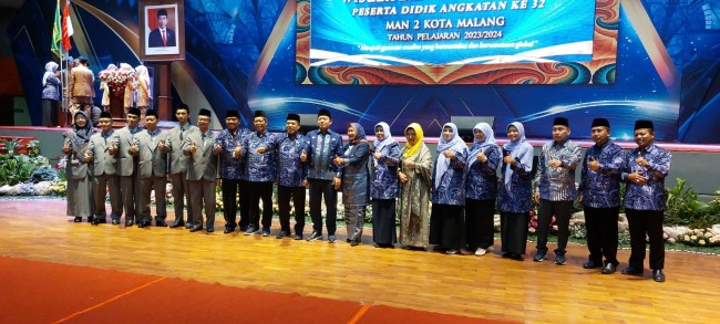 Foto bersama Kepala Madrasah Samsudin beserta  Pejabat Direktur KSKK Kemenag RI, Kantor Kementerian Agama Kota Malang dan Komite Madrasah saat prosesi wisuda, Kamis (13/6) di Graha Cakrawala UM. (Foto: istimewa) 