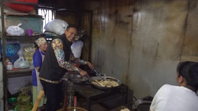 Pj Wali Kota Malang Wahyu Hidayat menjajal produksi keripik tempe.(Foto: Ahmad Amin/MalangTIMES).