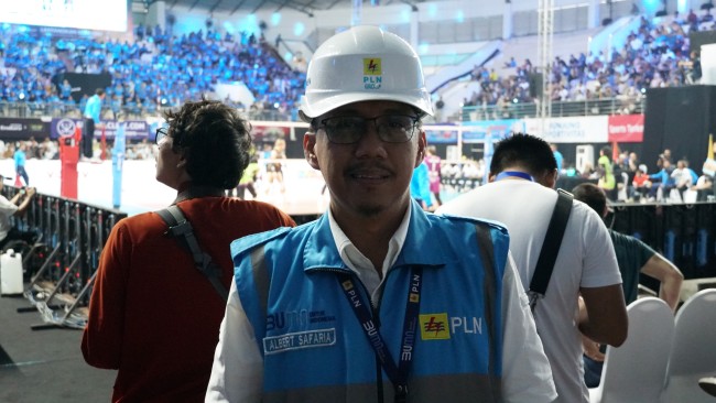 Momen Manager UP3 Malang, Albert Safaria saat menyaksikan langsung pertandingan Proliga 2024 di Gor Ken Arok, Malang. (Foto: istimewa)