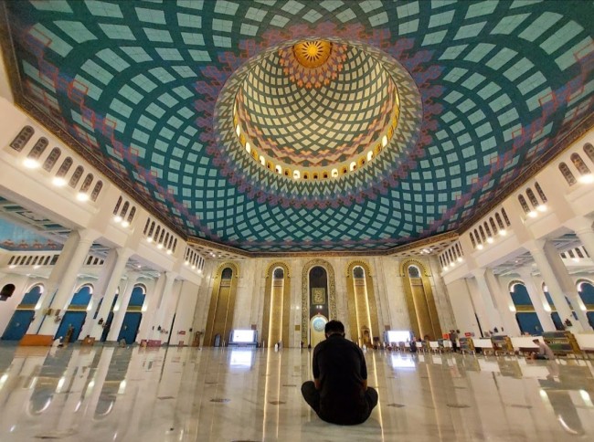 Tampak dalam masjid Al Akbar Surabaya. (Foto: Google Review)