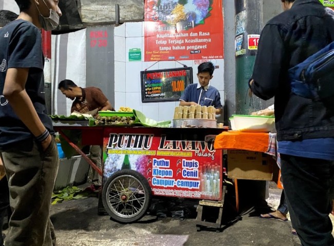 Tempat jualan Puthu Lanang yang sederhana di Malang. (Google review Tika Adilistya) 