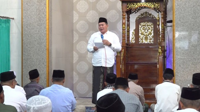 Wakil Bupati Malang, Drs. H. Didik Gatot Subroto, SH. MH., saat memberikan sambutan di hadapan jemaah Masjid Baitul Mu'min, Dusun Bunder, Desa Tunjungtirto, Kecamatan Singosari. (Foto: istimewa) 