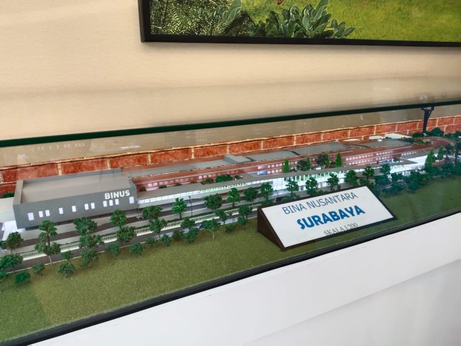 Miniatur atau maket gedung Binus School Surabaya. 