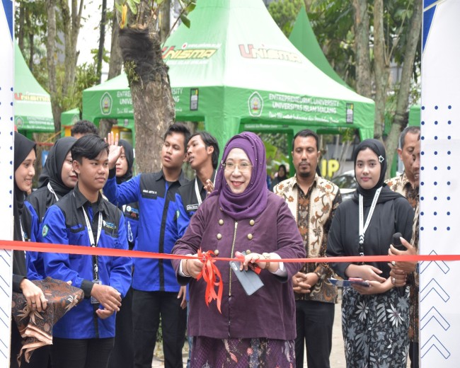 Momen Dekan FEB Unisma membuka gelaran razia dengan simbolis potong pita. (Foto: istimewa)